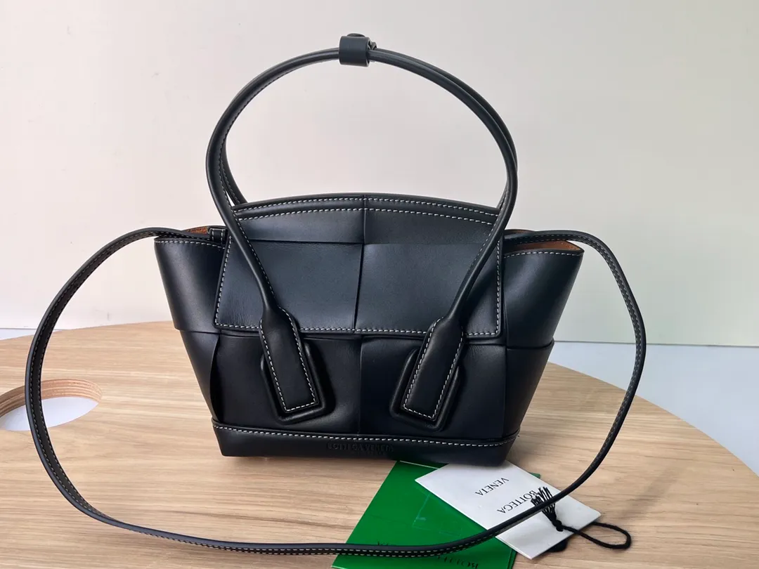 New MINI ARCO 29 Arrival: 6693 It has always focused on "low-key nobility". The design after the addition of Celine designers can be seen from this year's new Arco. It still retains this advantage. The simple design shows high-end. The obvious tension and neat atmosphere of the upper shoulders are also very in line with the current fashion attitude. Under the simplicity, there are not simple detailed designs, which are very special and have a sense of design. I like this French style model very much. It is romantic and textured. Fully recommended. Mini size 17X16X6. Opening 29cm